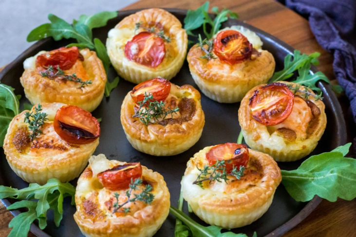 Mini quiche met zalm, mozzarella en kerstomaat