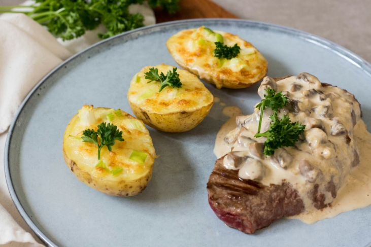 Gegratineerde aardappelen met steak en champignonroomsaus