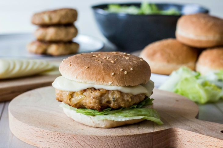 Hamburgers met kipgehakt en mozzarella