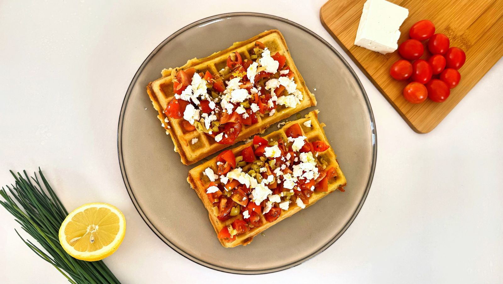 Feta-kruidenwafel met tomaat & olijven