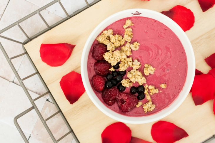 Smoothiebowl met banaan, frambozen en rode biet