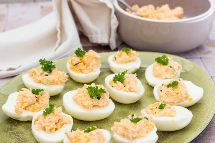 Gevulde eieren met zalmmousse