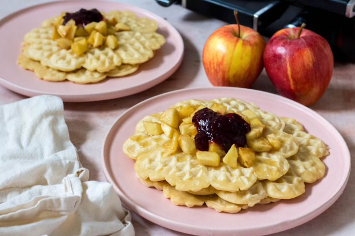 Pannenkoekenwafels met gebakken appeltjes en bosbessenconfituur