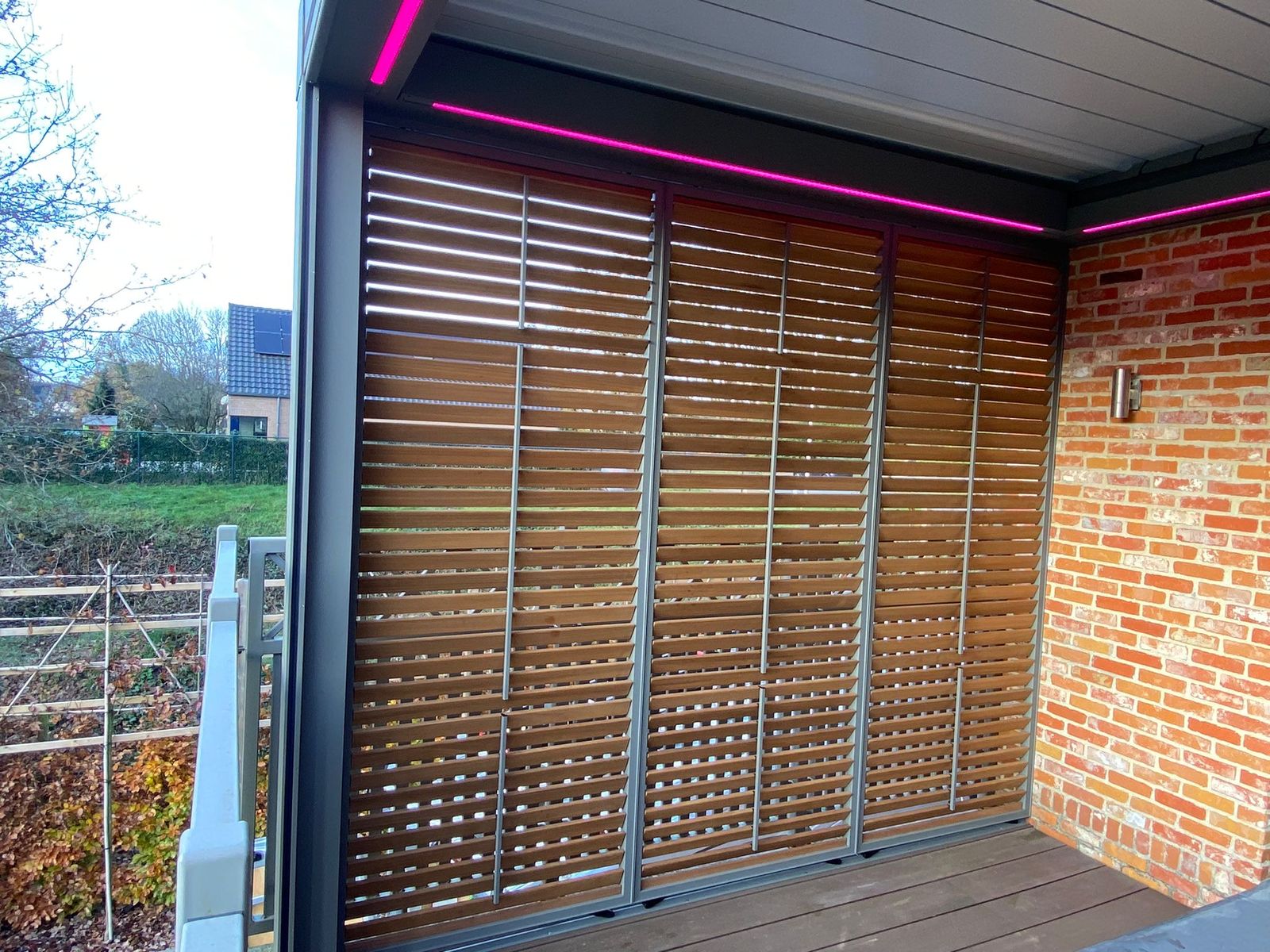 kantelbare shutters in ayous zorgen voor meer privacy en beschutting tegen regen en wind