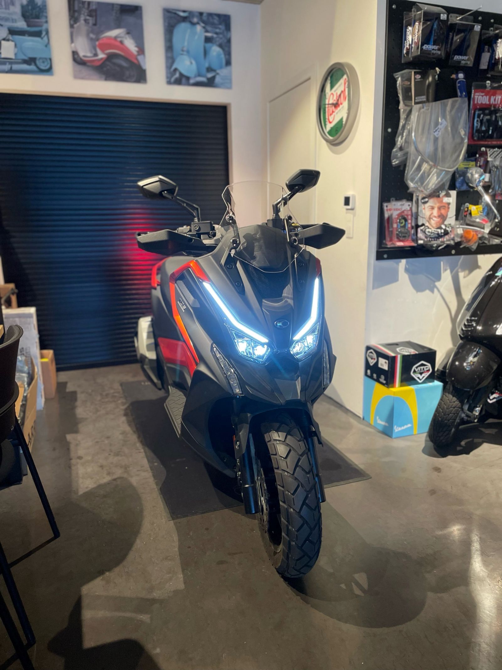 KYMCO DTX 360 voor aanzicht verlichting.jpg