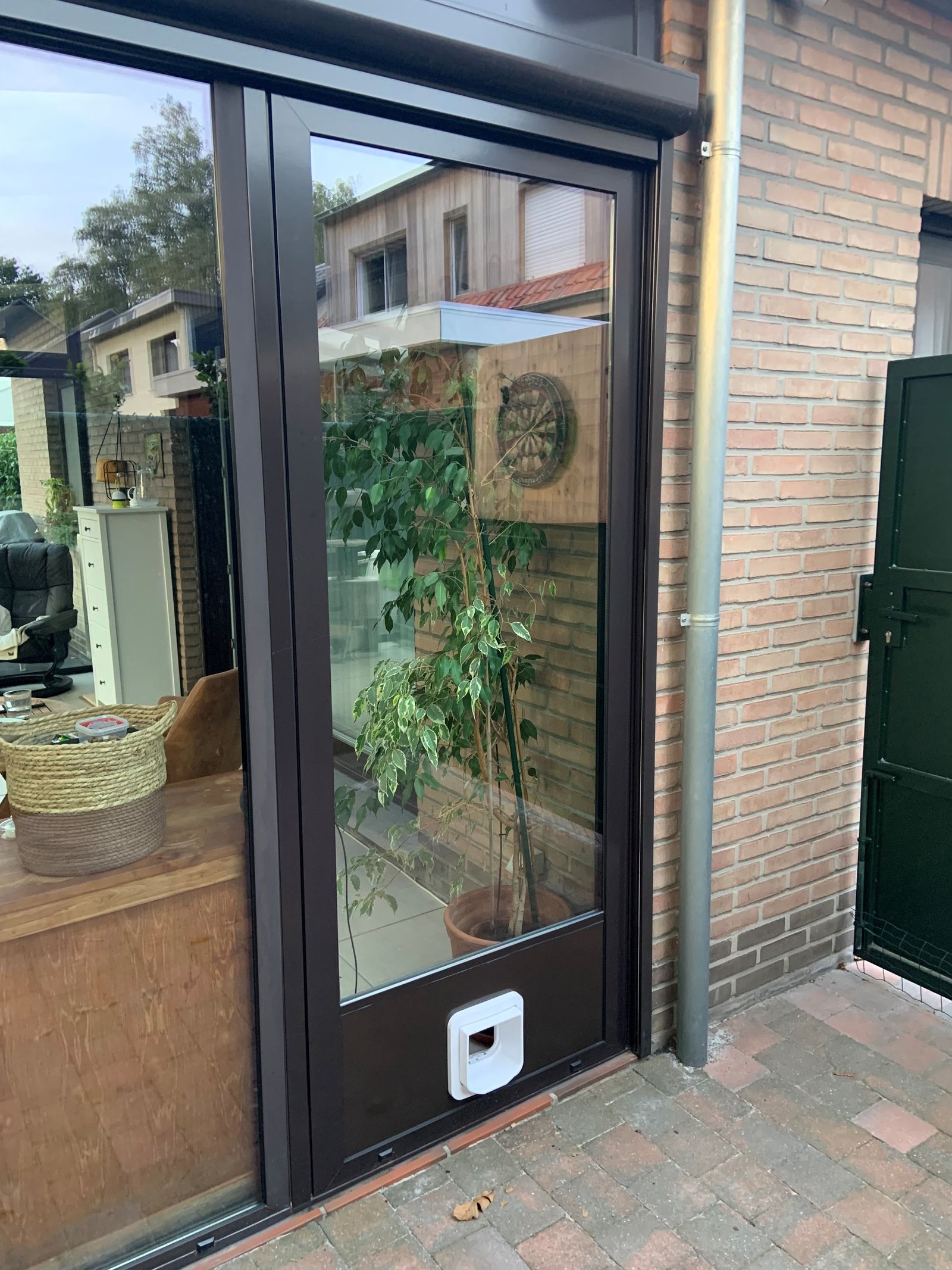 glazen salontafel in grijze woonkamer