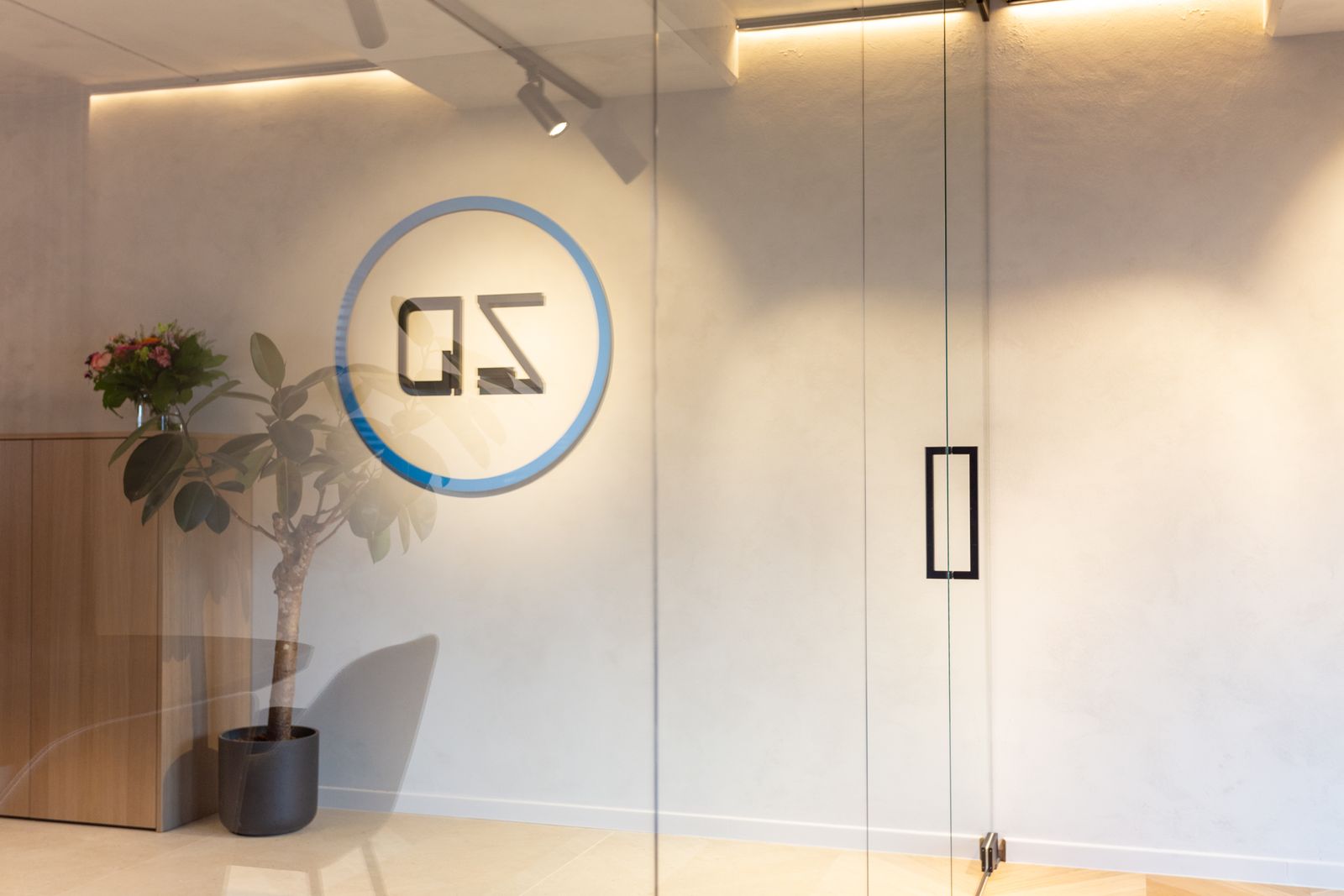 glazen salontafel in grijze woonkamer