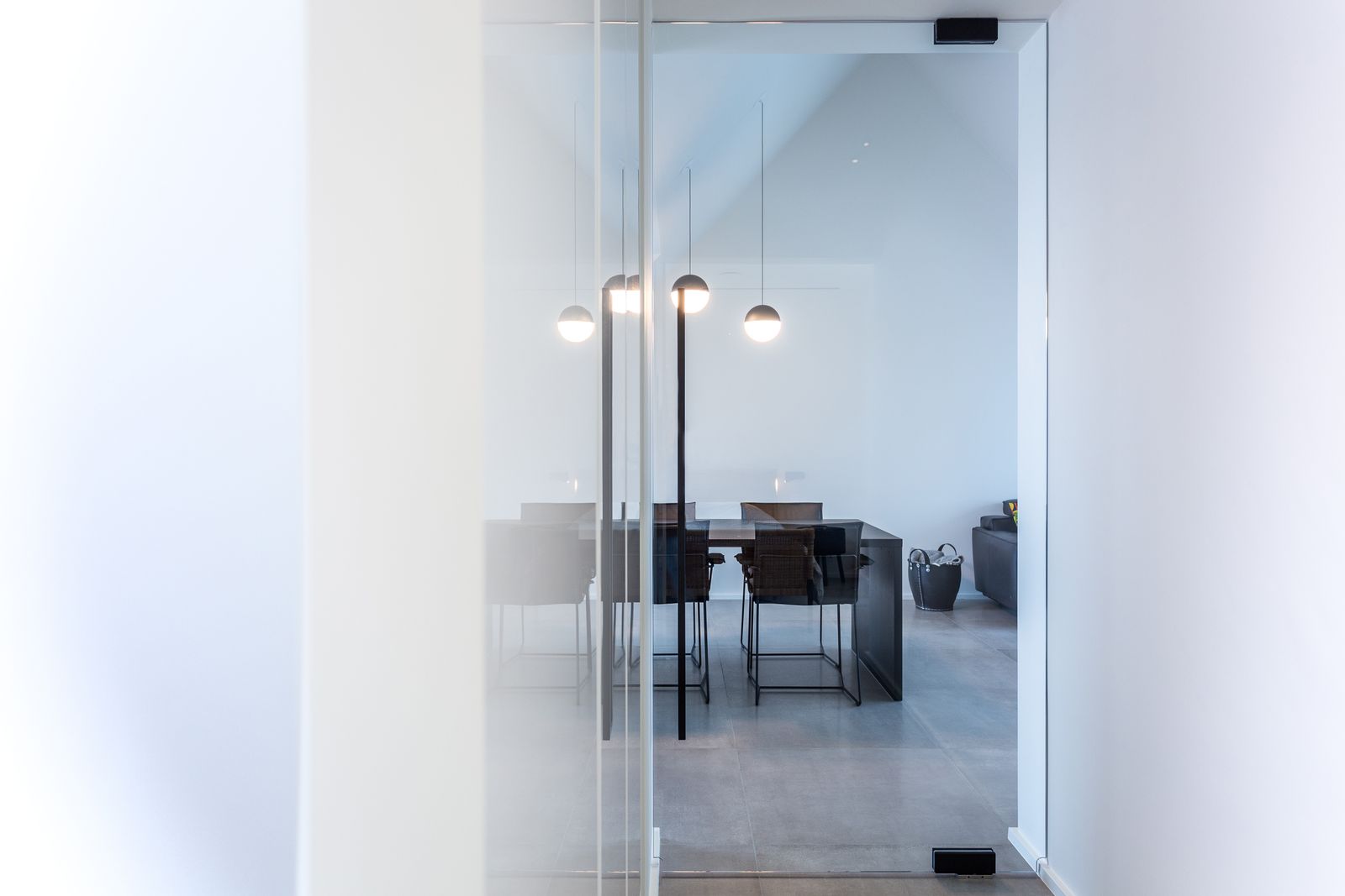 glazen salontafel in grijze woonkamer