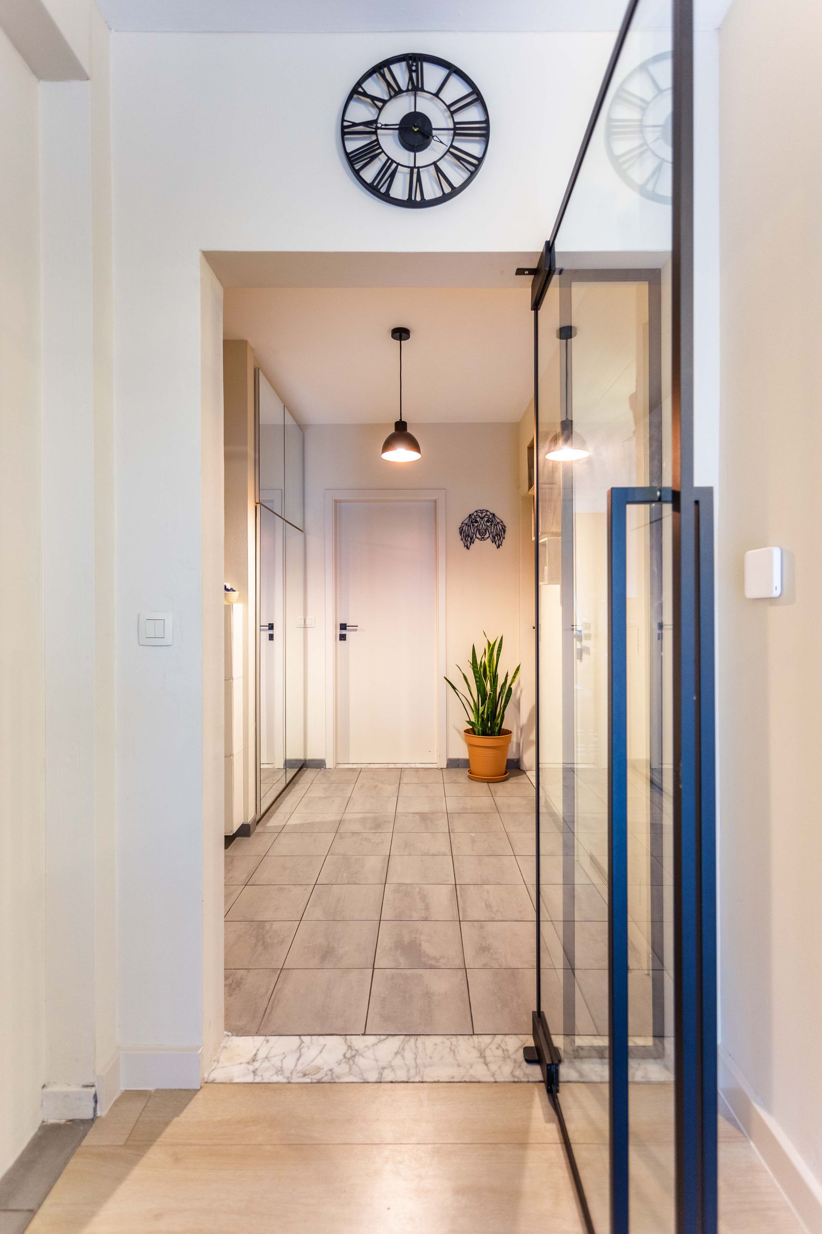 glazen salontafel in grijze woonkamer