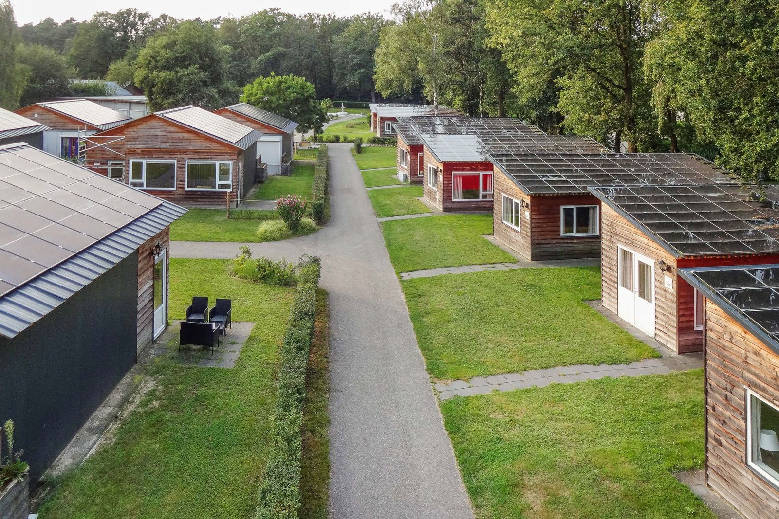 Zonnepanelen op de daken van de Hotelhuisjes op Landgoed Leudal