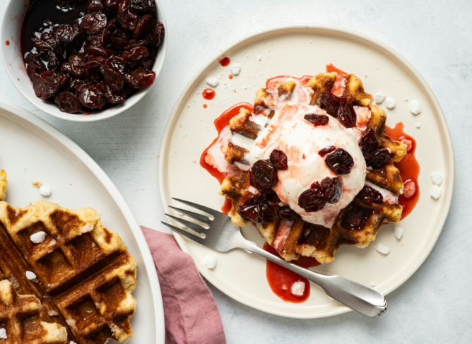 Wafels met warme krieken en ijs