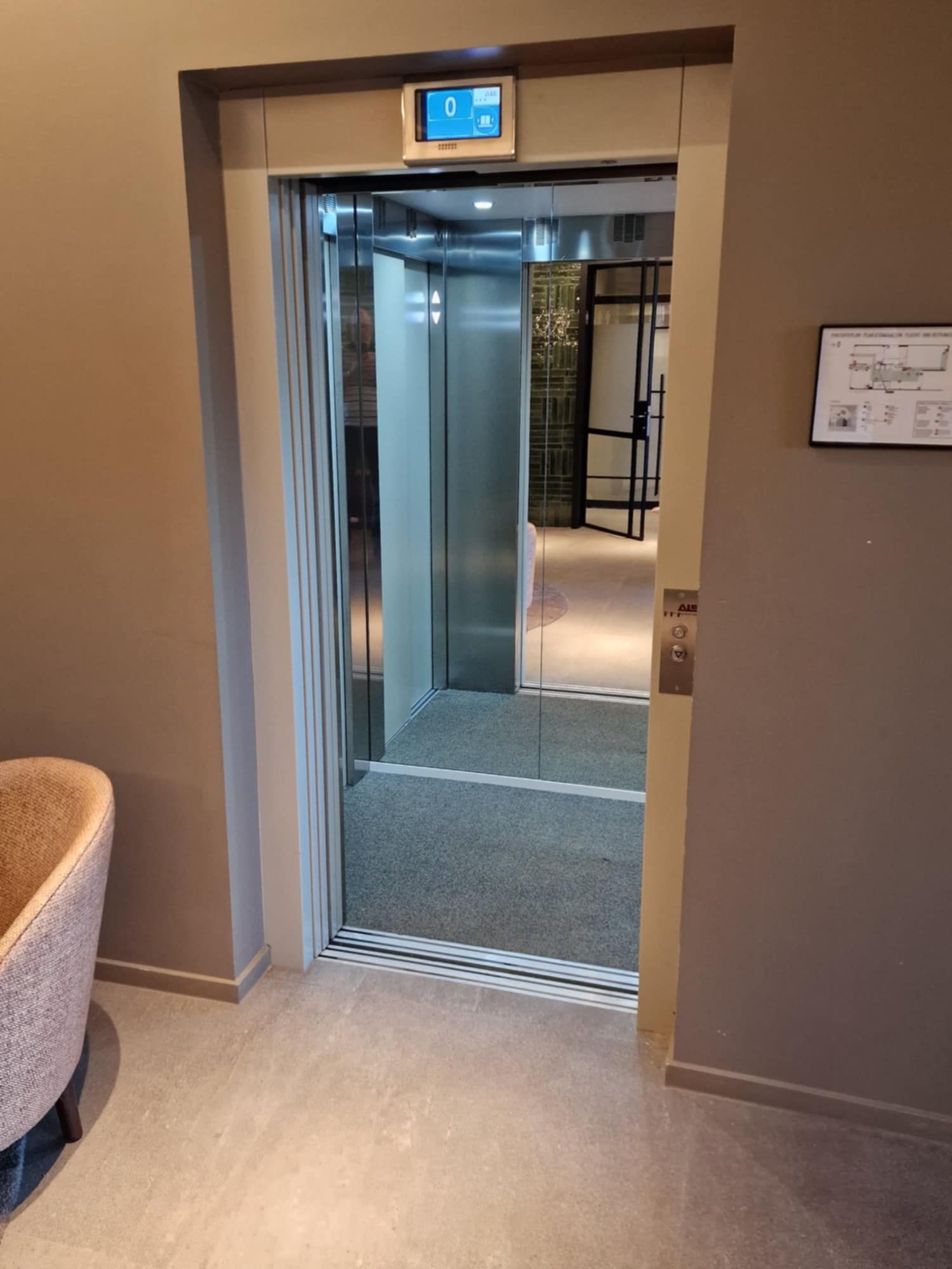 Snelle Elektrische Lift (MRL) bij Hotel Restaurant Puccini te Maasmechelen.