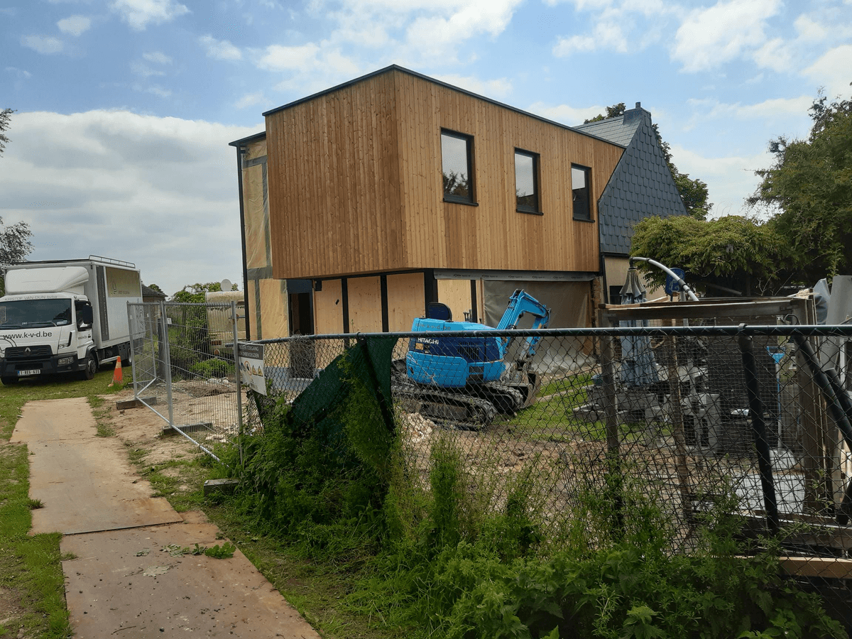 Tweeverdiepingsaanbouw in CLT met houten en gepleisterde gevels