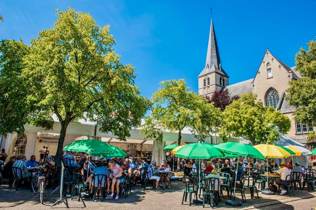 Oeterfeesten op het Bosbessenplein, in navolging van de Bosbessenkermis ter ere van de Heilige Rosa van Lima, de genaamde Isabella de Flores y Oliva, misschien wel een telg uit een Zuid-Spaanse zigeunerdynastie ...