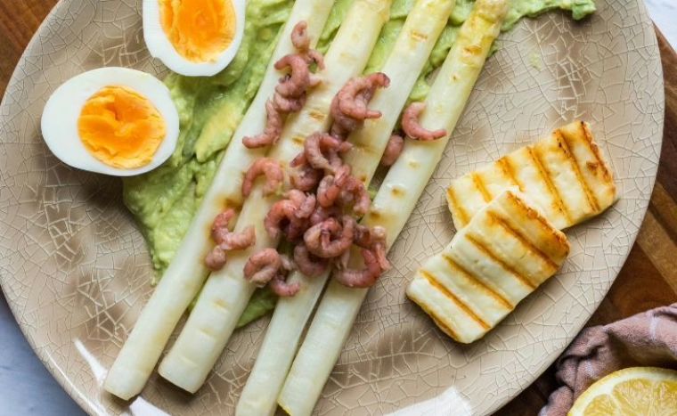 Gegrilde asperges met halloumi, garnalen, een hardgekookt eitje en een sausje van avocado