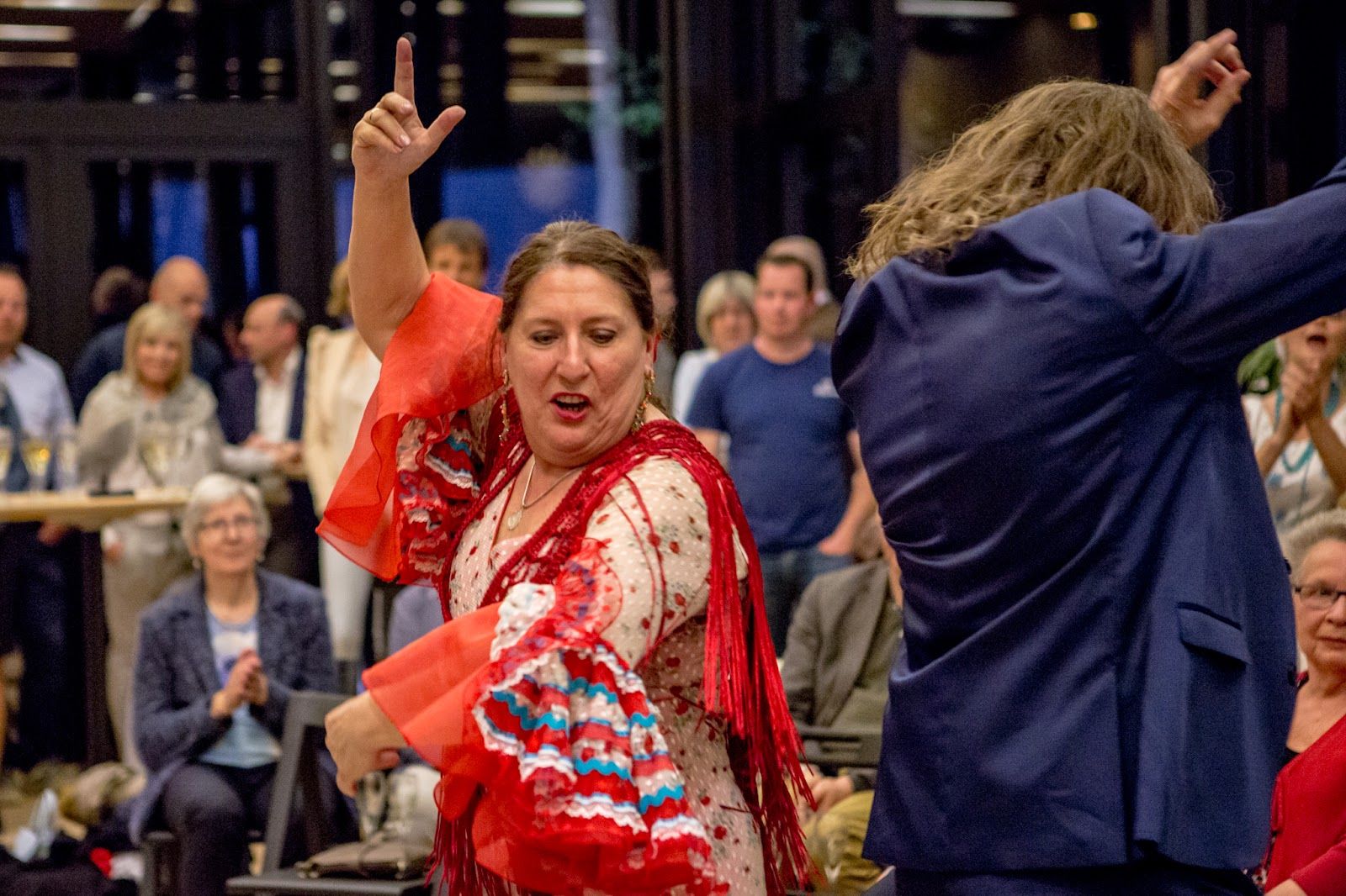 Savia Flamenca zingt en danst Sevillana's.