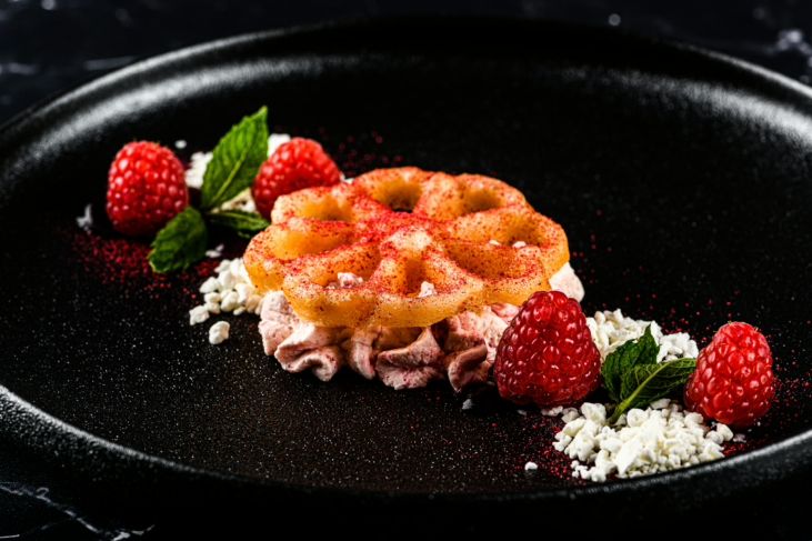 Buñuelos Rosette met frambozenmousse, meringue and frambozen (Plate-it)