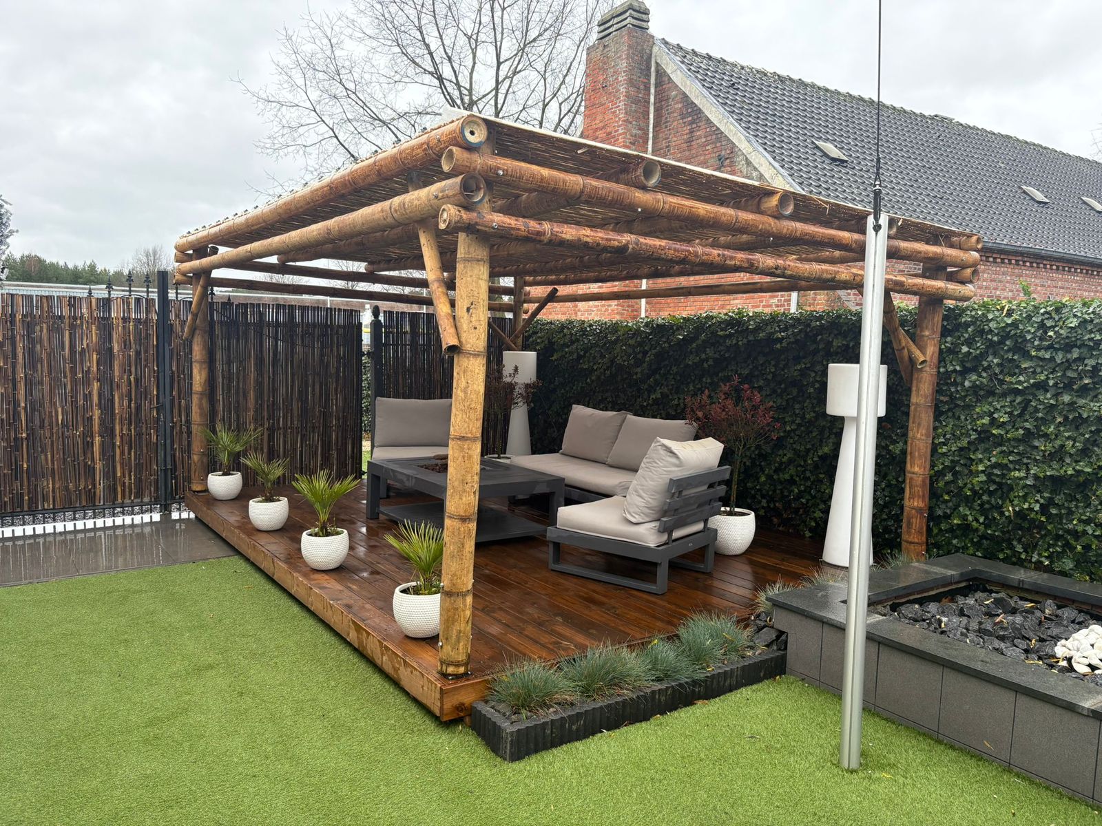 Bamboe pergola plaatsen met houten terras