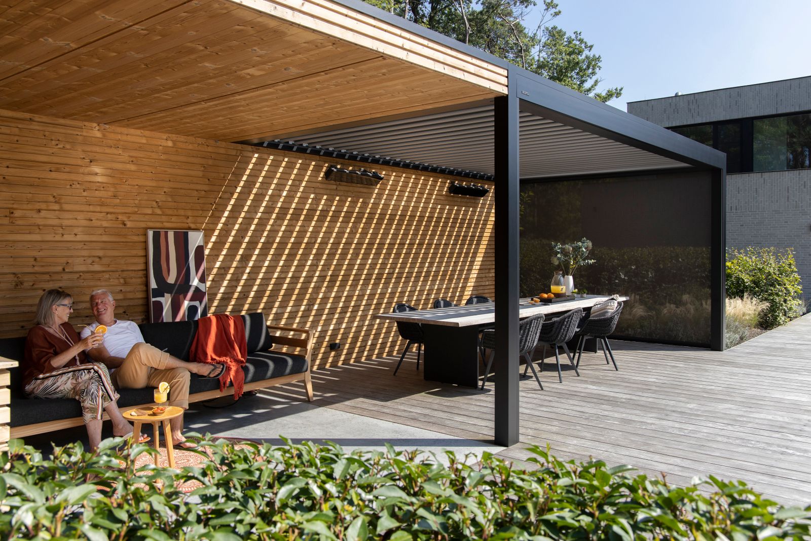 Haal alles uit de herfst- en winterzon met de B250 XL, een vrijstaande of aangebouwde terrasoverkapping met kantelbare lamellen, dit najaar met 10% korting.