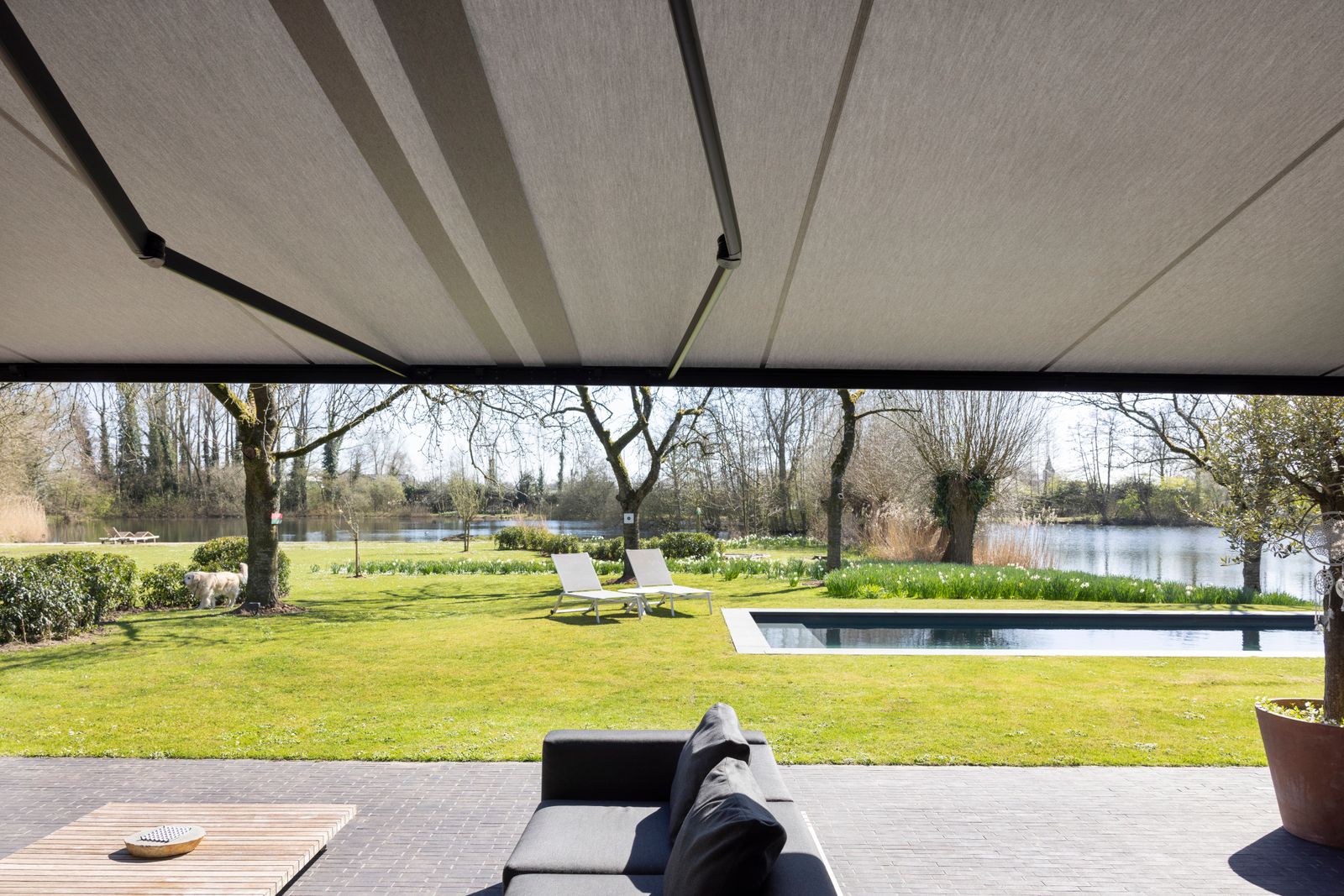 Werken bij Eurosol, dat betekent een boeiende job: mooie zonweringprojecten realiseren in een fijn team en op leuke plekken.