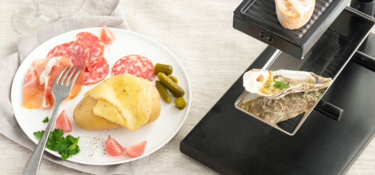 Raclette met kaas en gekookte patatjes in de schil