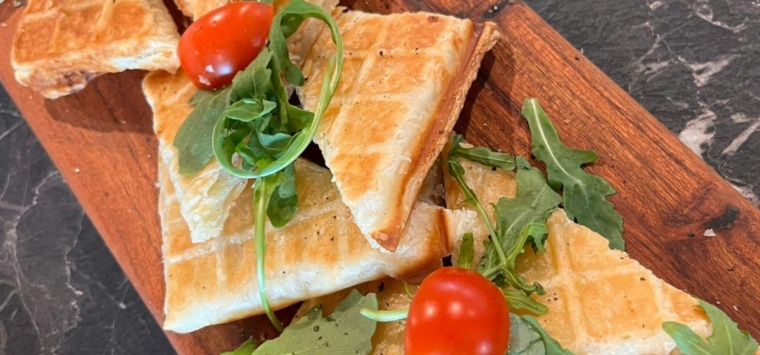 Gevulde wafels met kruidenkaas en gerookte zalm