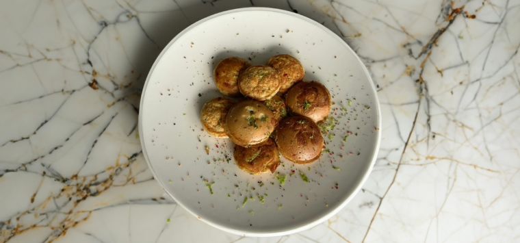 Hartige poffertjes met aardappel en verse tuinkruiden