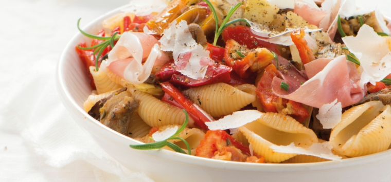Mediterrane pasta met geroosterde groenten en parmaham