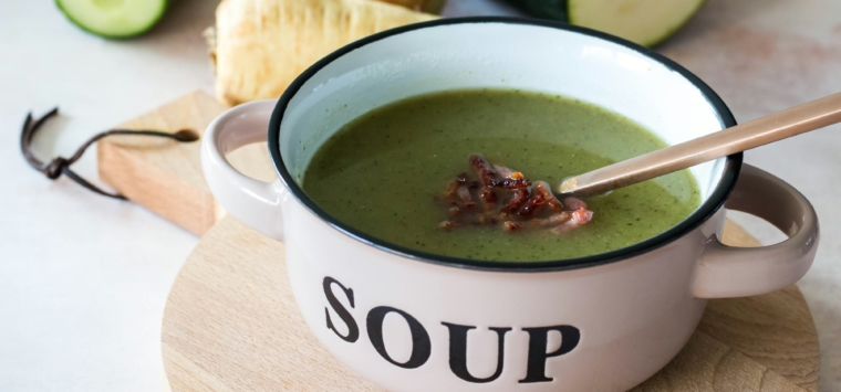 Soep van courgette, komkommer en pastinaak met krokante spekjes
