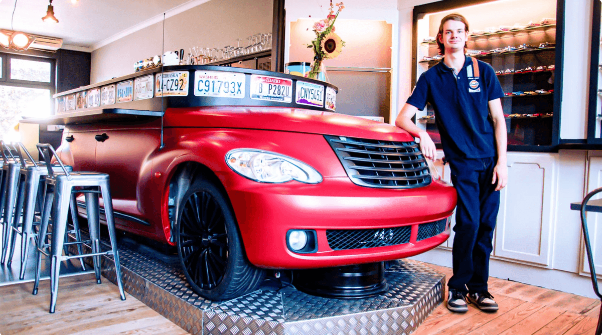 Auto staat letterlijk centraal in café van Irwan (22) uit Peer