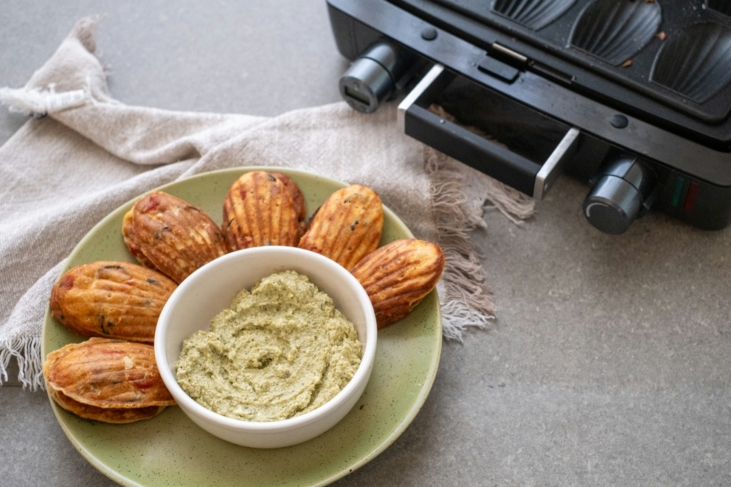 Hartige madeleintjes met paprika en olijven