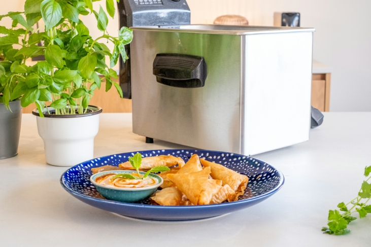 Loempia driehoekjes met kippengehakt en curry