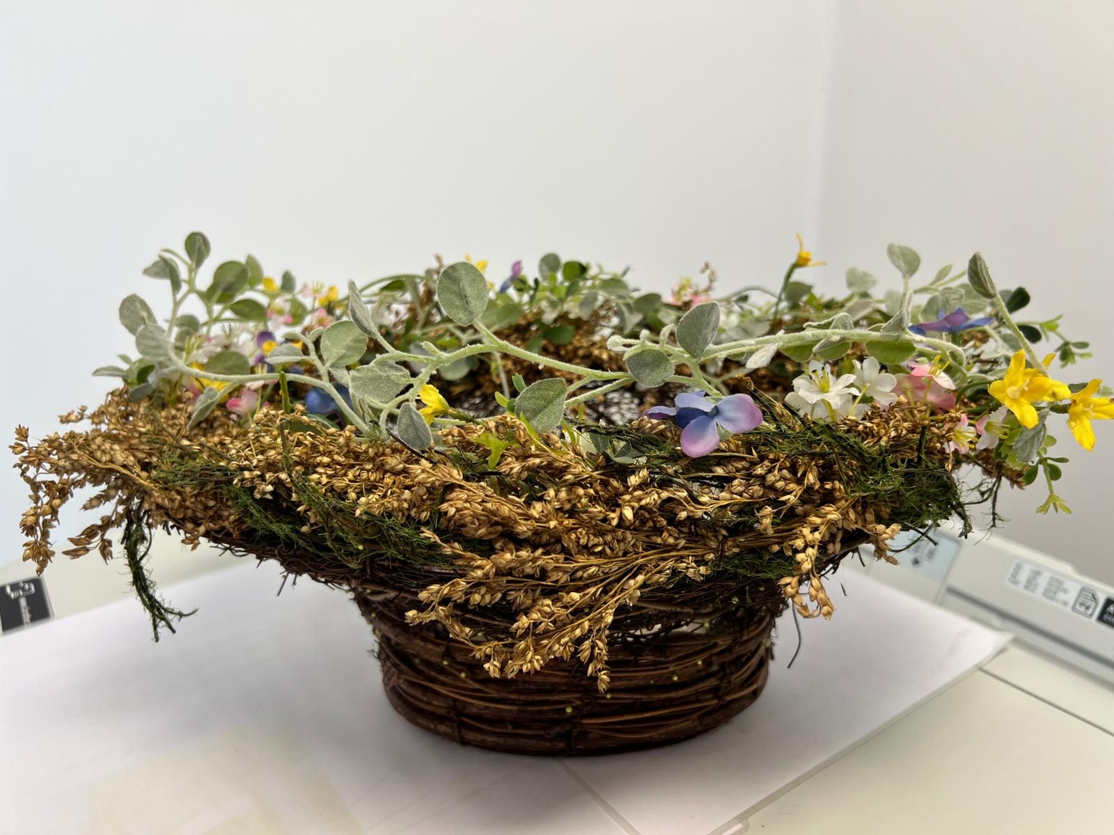 Rieten mandje met bloemen