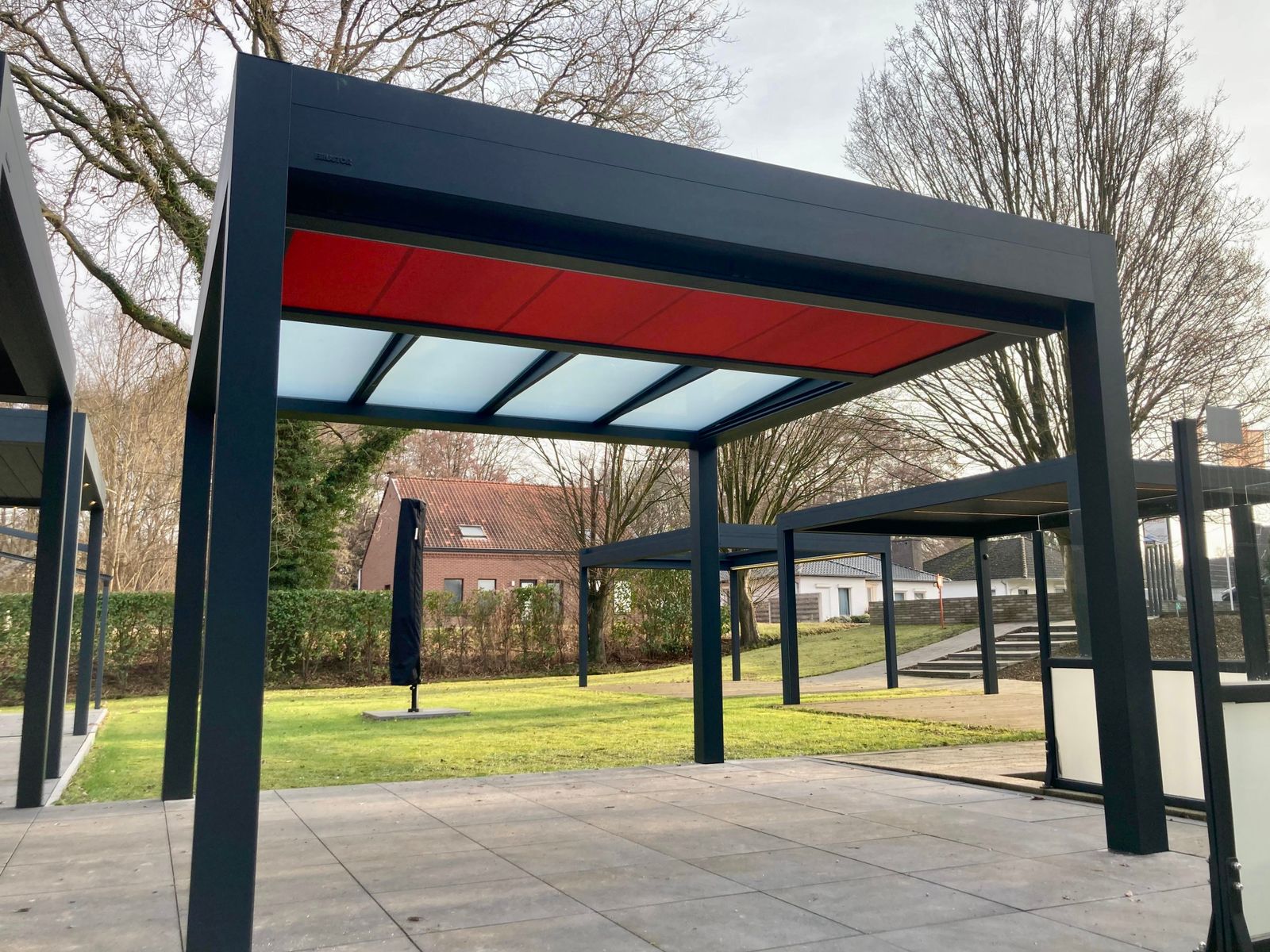 In primeur te bewonderen in het toonpark: de nieuwe terrasoverkapping met glasdak en aangepaste zonwering. Mooi, modern en functioneel. Uw Zonvoordeel: 10% korting.