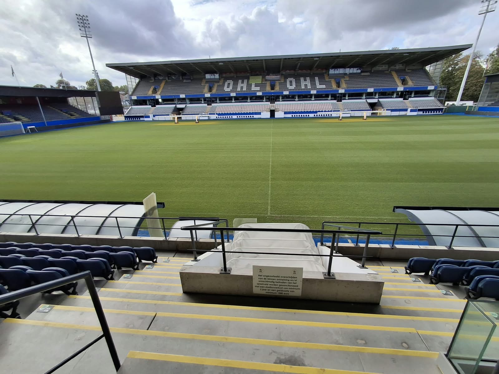 Leuningen voor de tribune van OHL