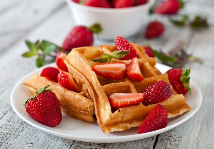 Wafels met slagroom en verse aardbeien