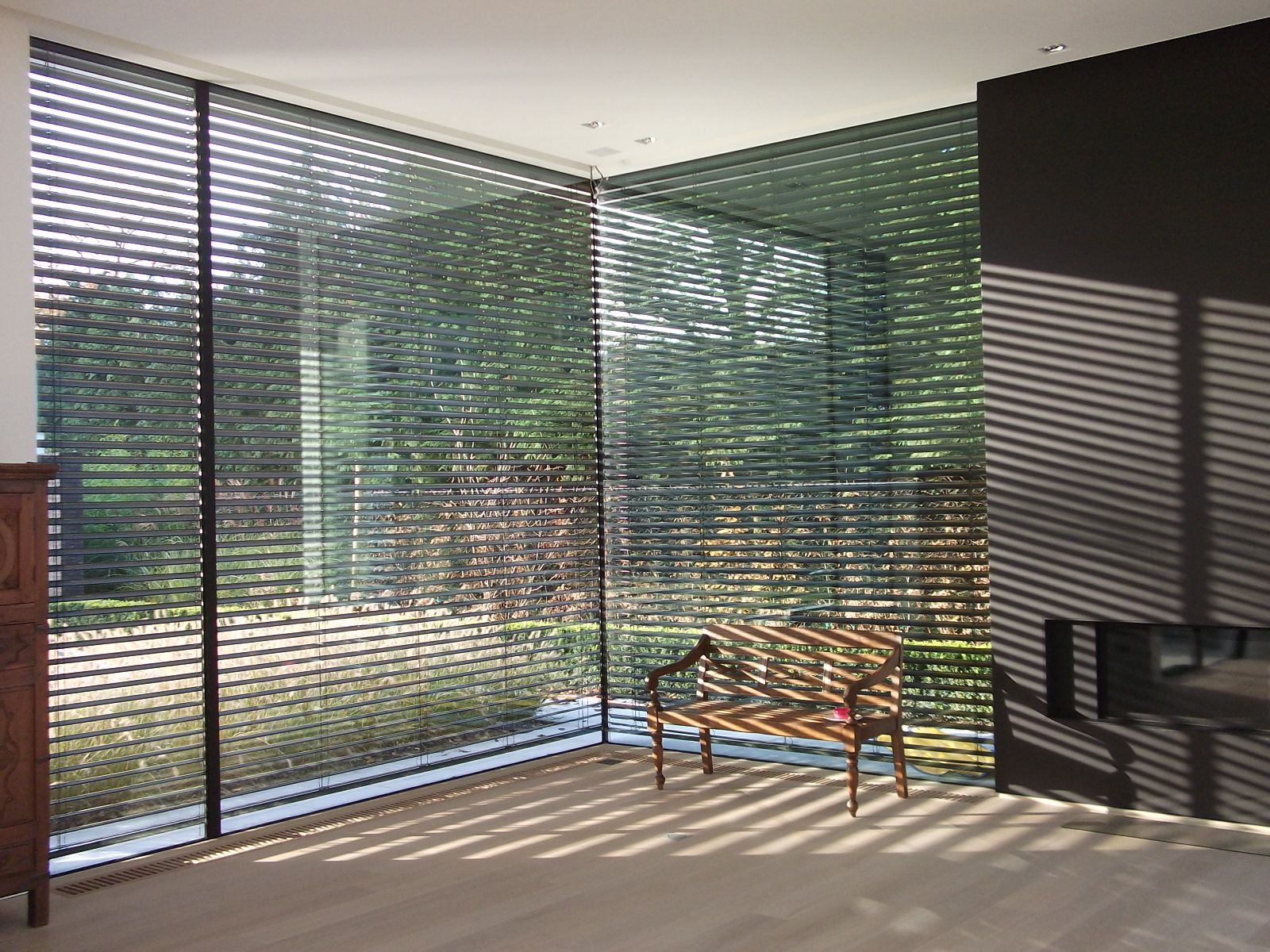 Met onze luxueuze zonwering creëert u het ideale binnenklimaat: koelte binnen in de zomer, koude buiten in de winter