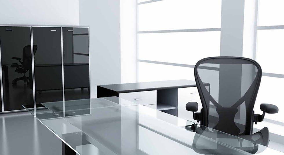 glazen bureau met bureaustoel