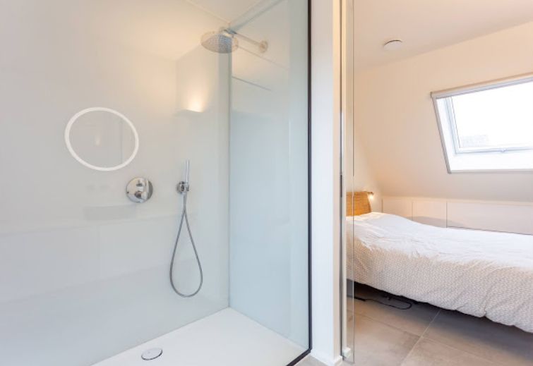 moderne badkamer met douchewand
