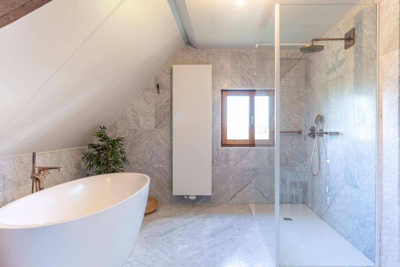 moderne badkamer met regendouche