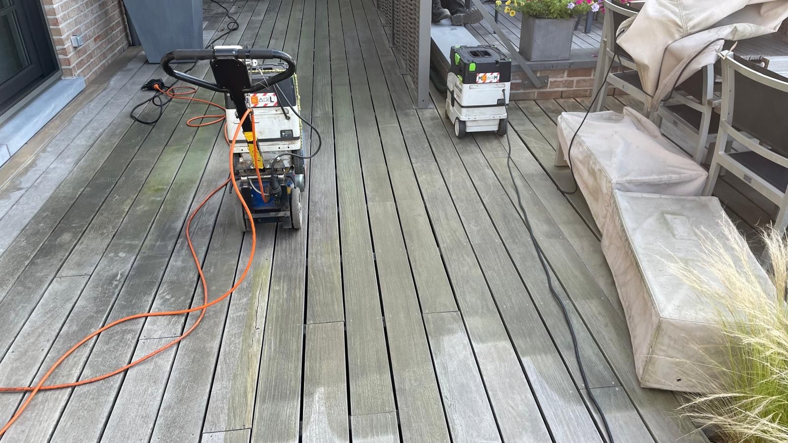 Droog opschuren van ipé houten terrassen met stofafzuiging