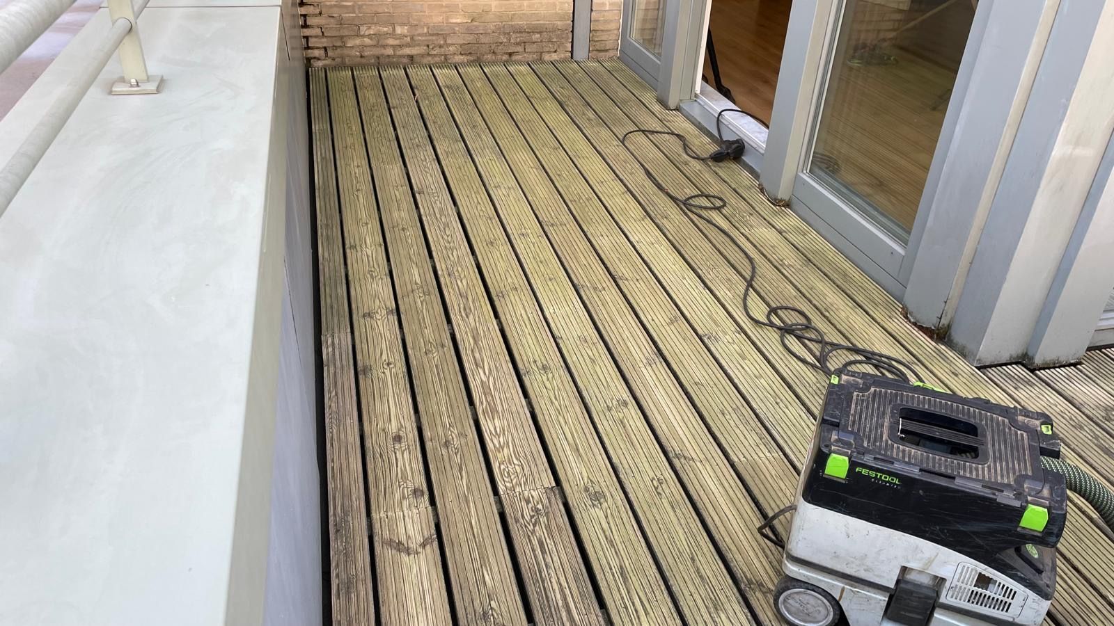 Houten terras uit zacht hout reinigen en onderhouden