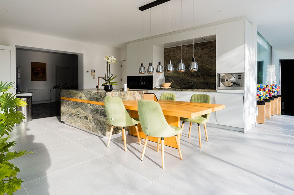 Eetruimte met maatwerk meubel in natuursteen in Project T