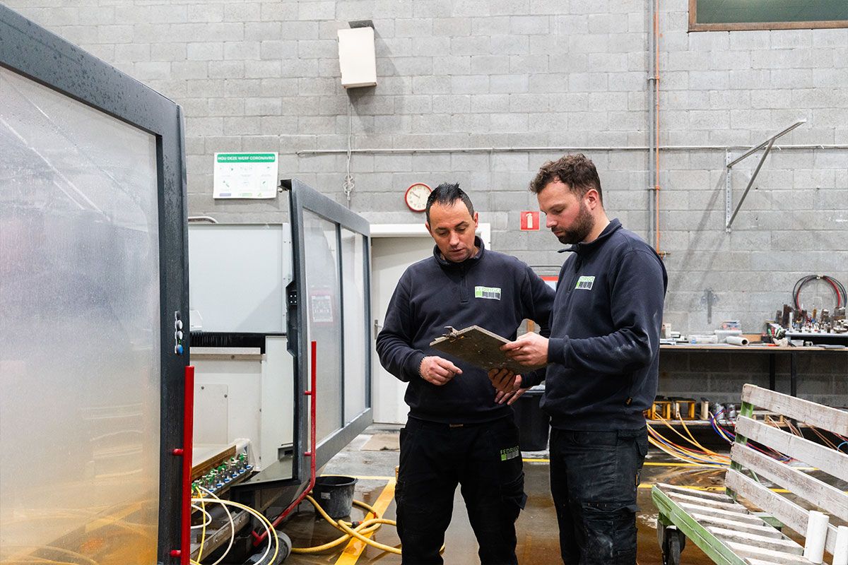 Team van Fedrigo bespreekt natuursteenproject in het atelier