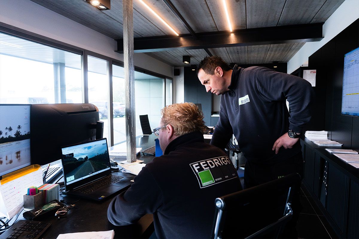 Team van Fedrigo bespreekt natuursteenproject tijdens technische voorbereiding op kantoor