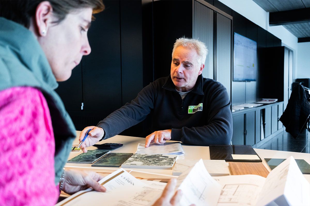 Team van Fedrigo bespreekt plannen en stalen tijdens projectvoorbereiding op kantoor