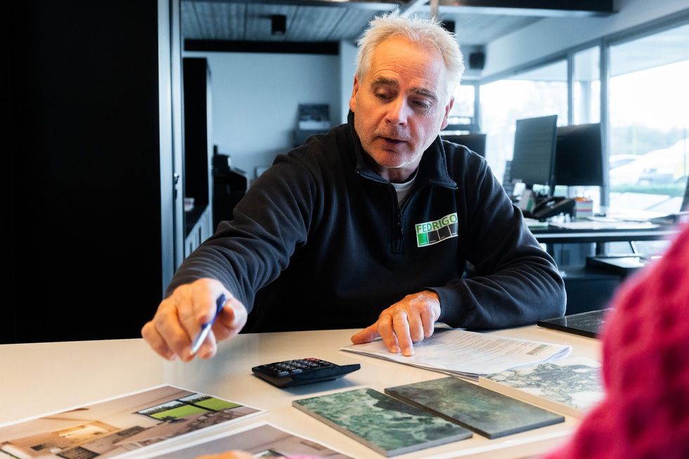 Adviesgesprek bij Fedrigo met materiaalstalen: de prijs van natuursteen, composiet of keramiek hangt ook af van de afwerking en het maatwerk.