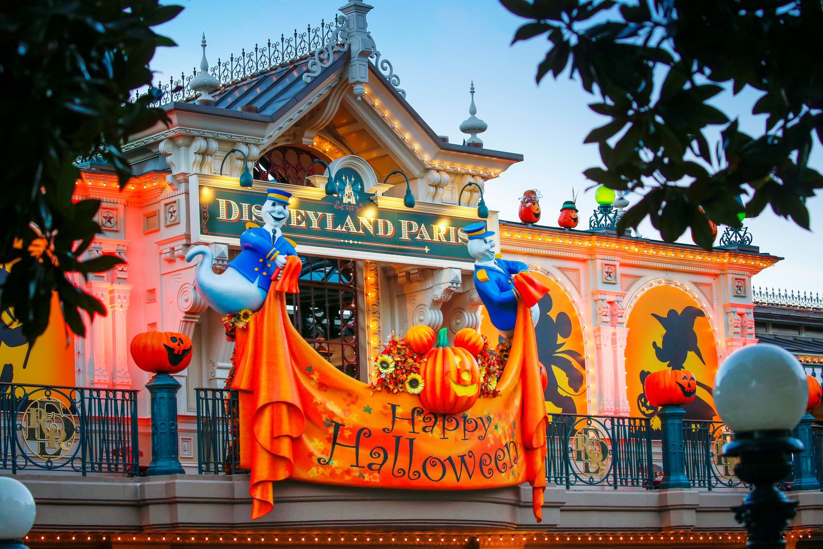 halloweensfeer-in-disneyland-park-1.jpg
