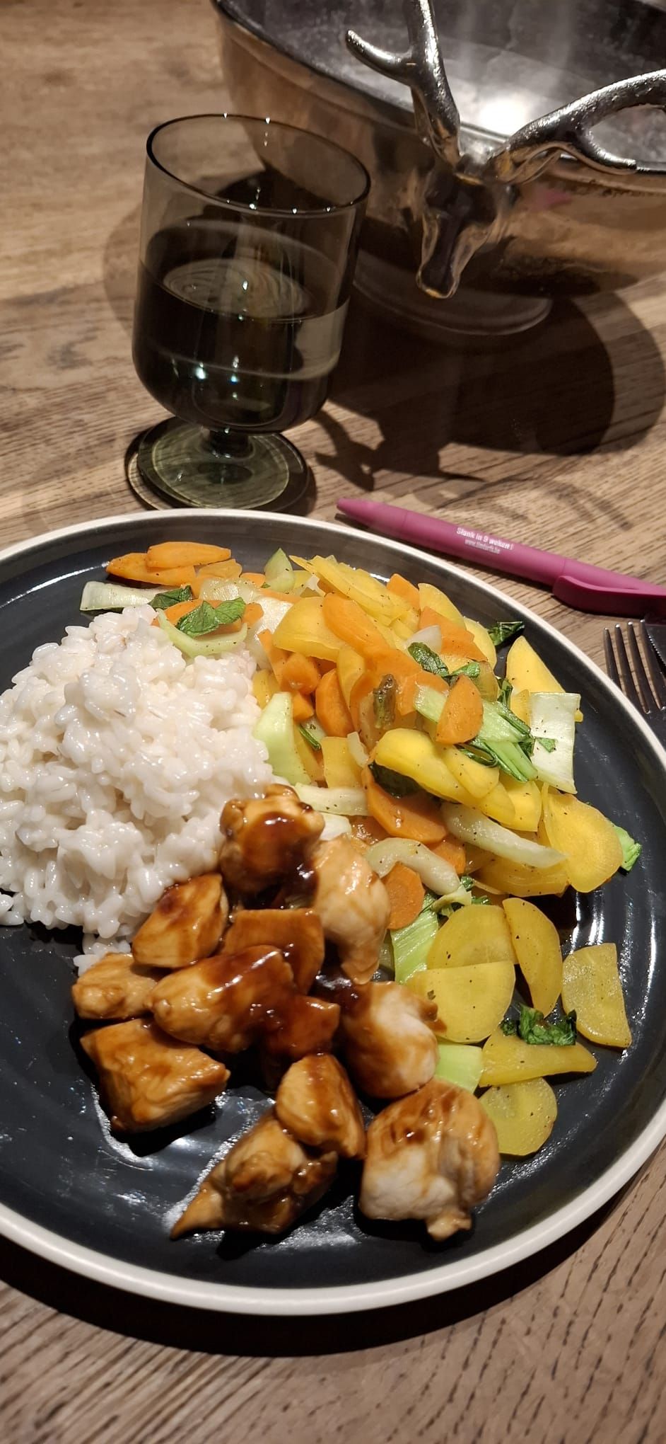 Recept: Kip in zoete sojasaus met pikante honingpinda’s