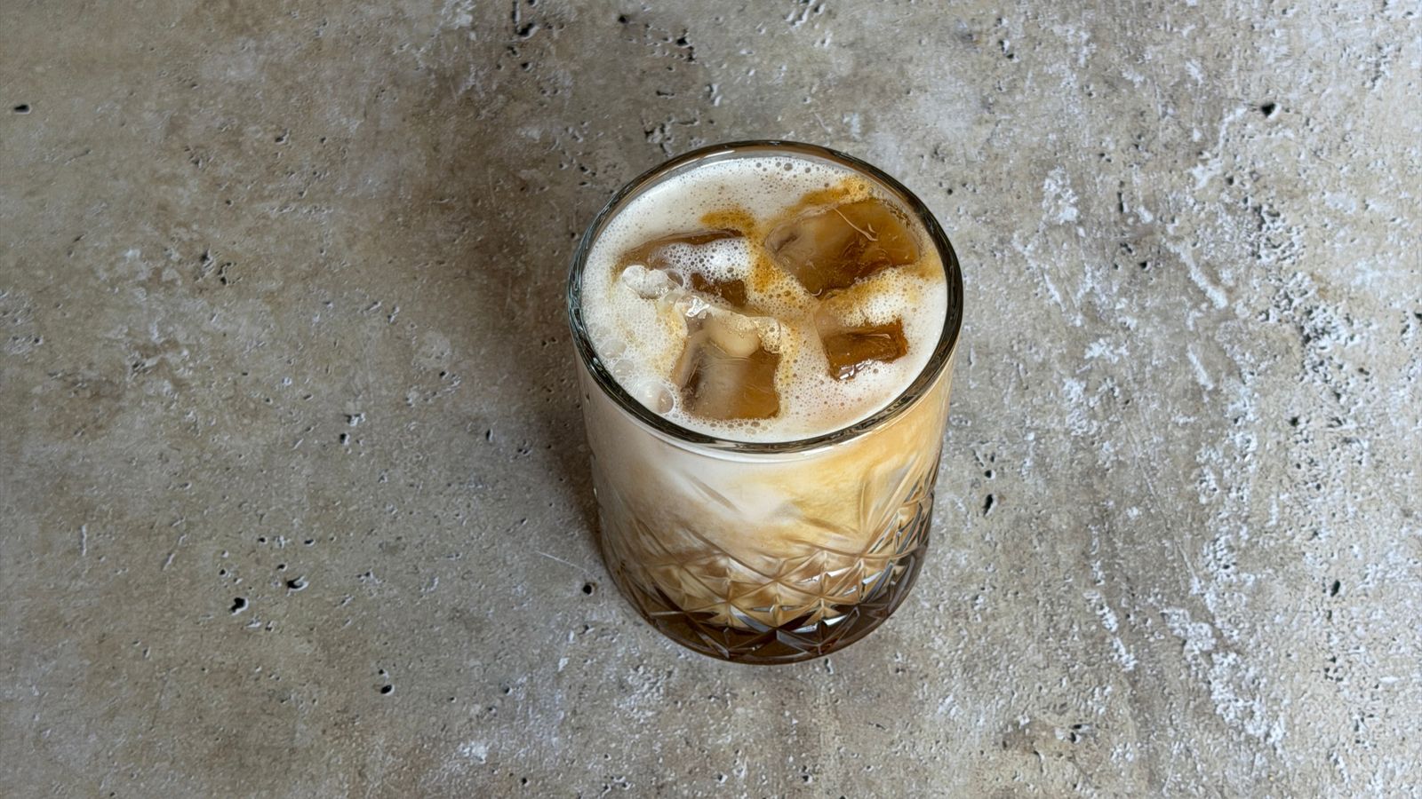 Iced Matcha Latte met Huisgemaakte Amandelmelk